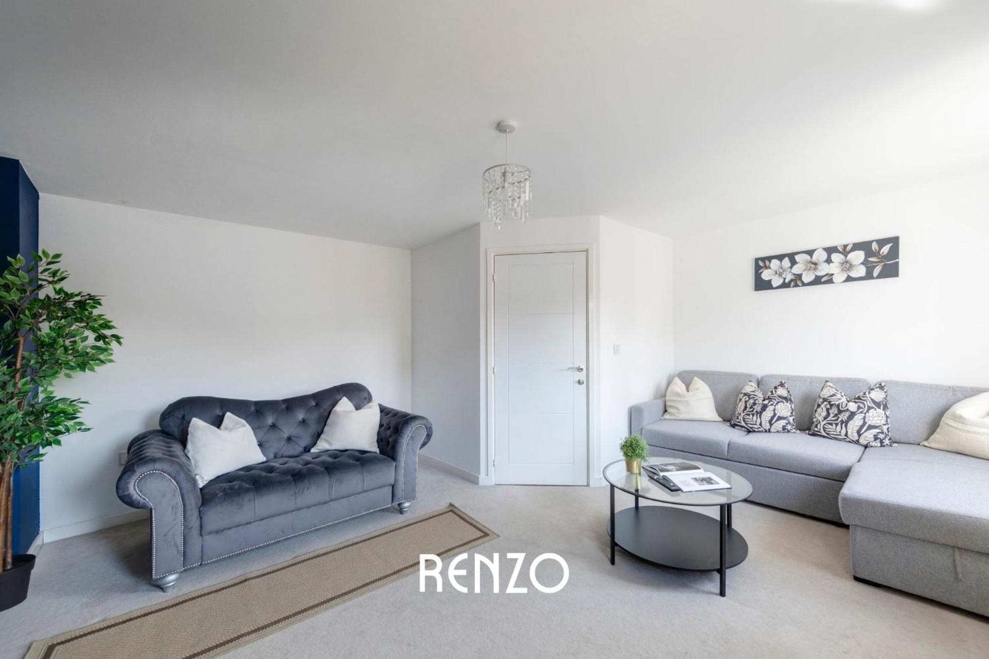 Apartment Gorgeous 4-bed In By Renzo, Free Driveway Parking, Great Location!