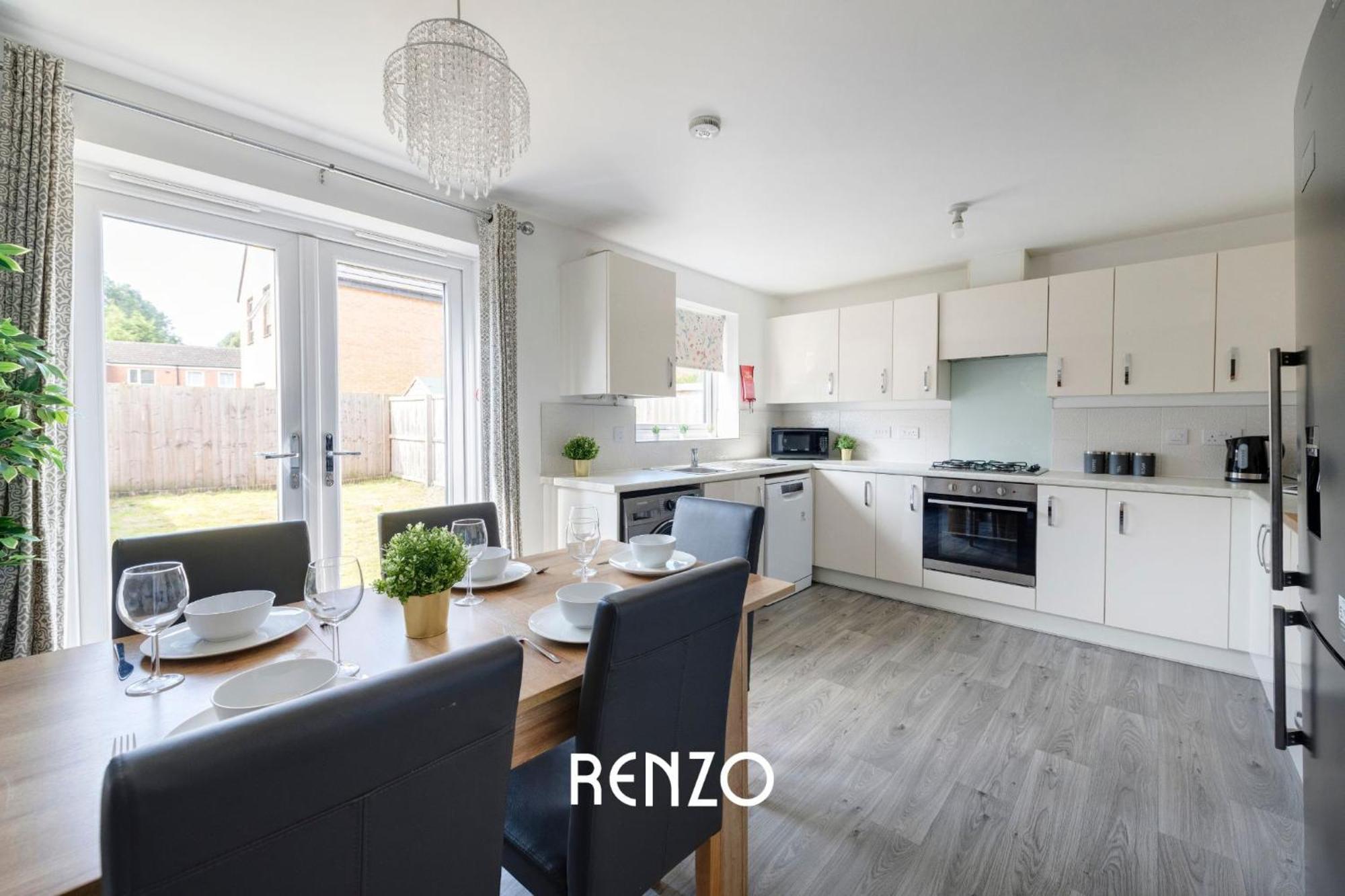 Gorgeous 4-bed In By Renzo, Free Driveway Parking, Great Location! Apartment *