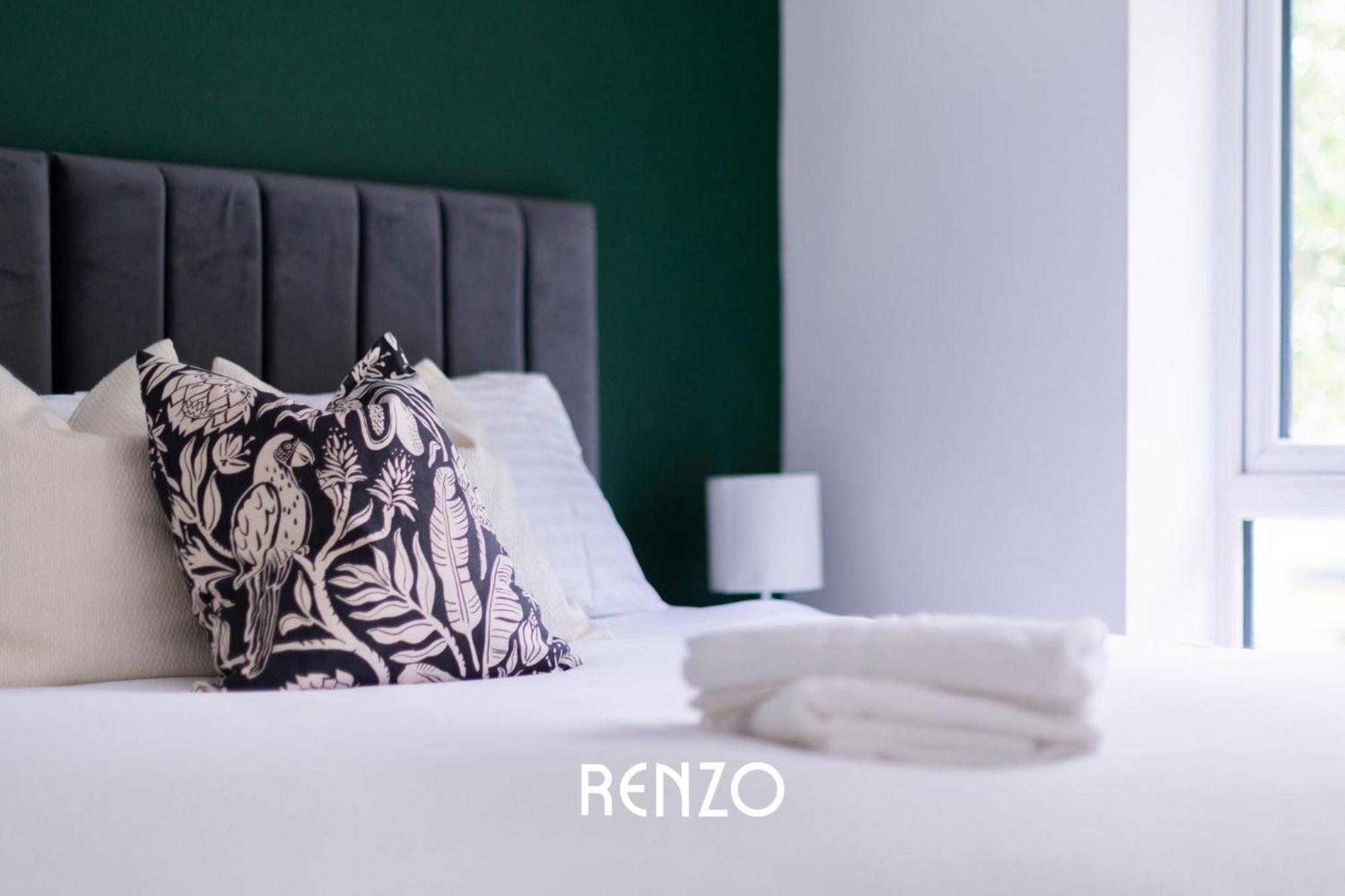 Gorgeous 4-bed In By Renzo, Free Driveway Parking, Great Location! *