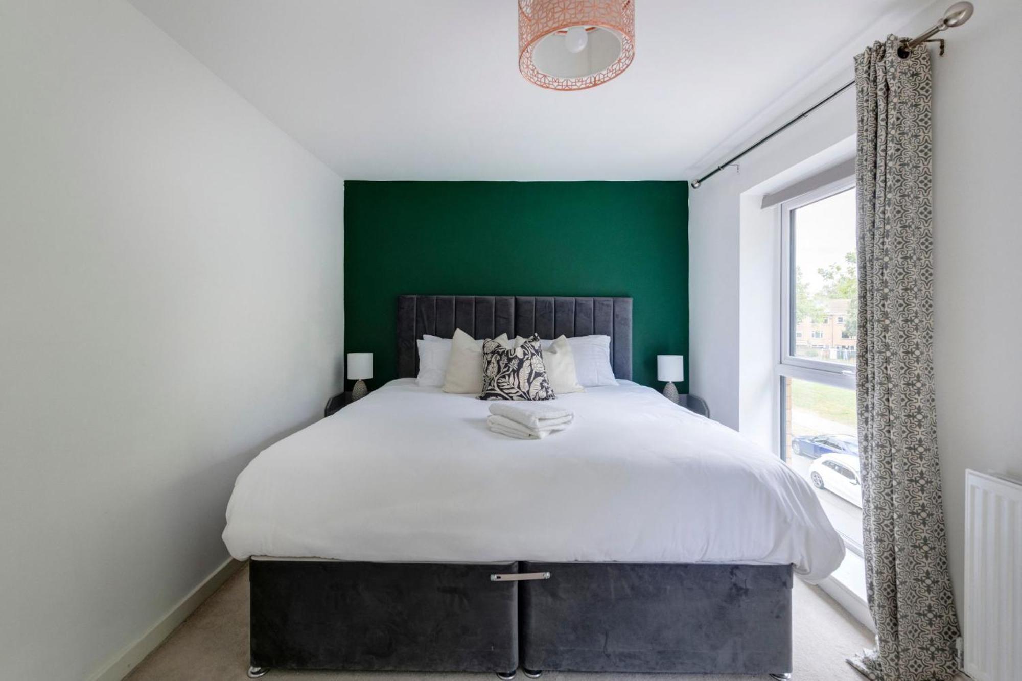 Gorgeous 4-bed In By Renzo, Free Driveway Parking, Great Location! Apartment *
