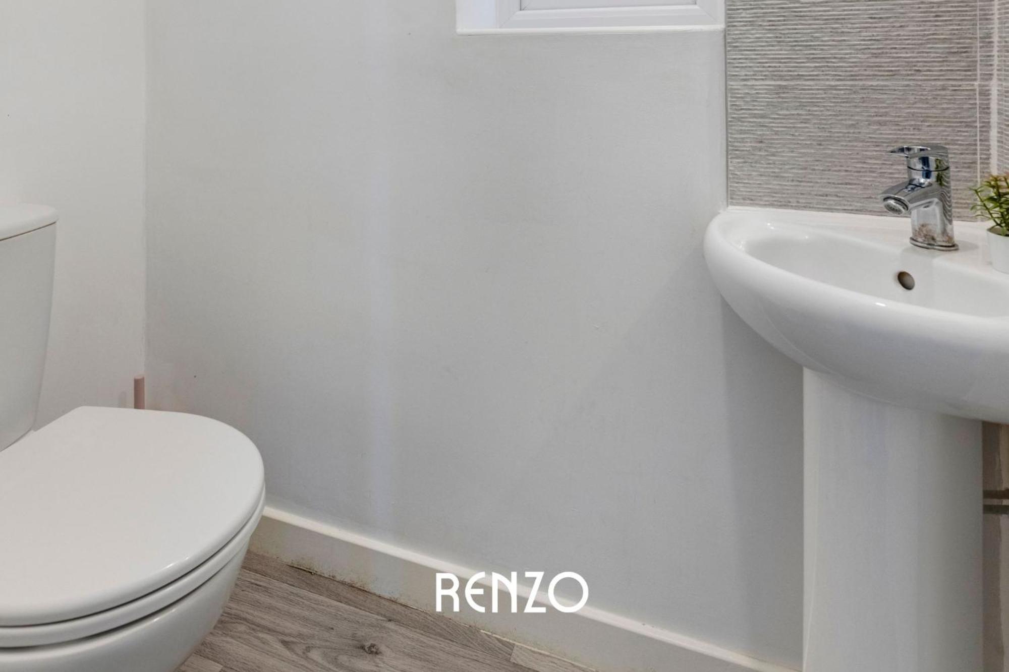 Apartment Gorgeous 4-bed In By Renzo, Free Driveway Parking, Great Location! *