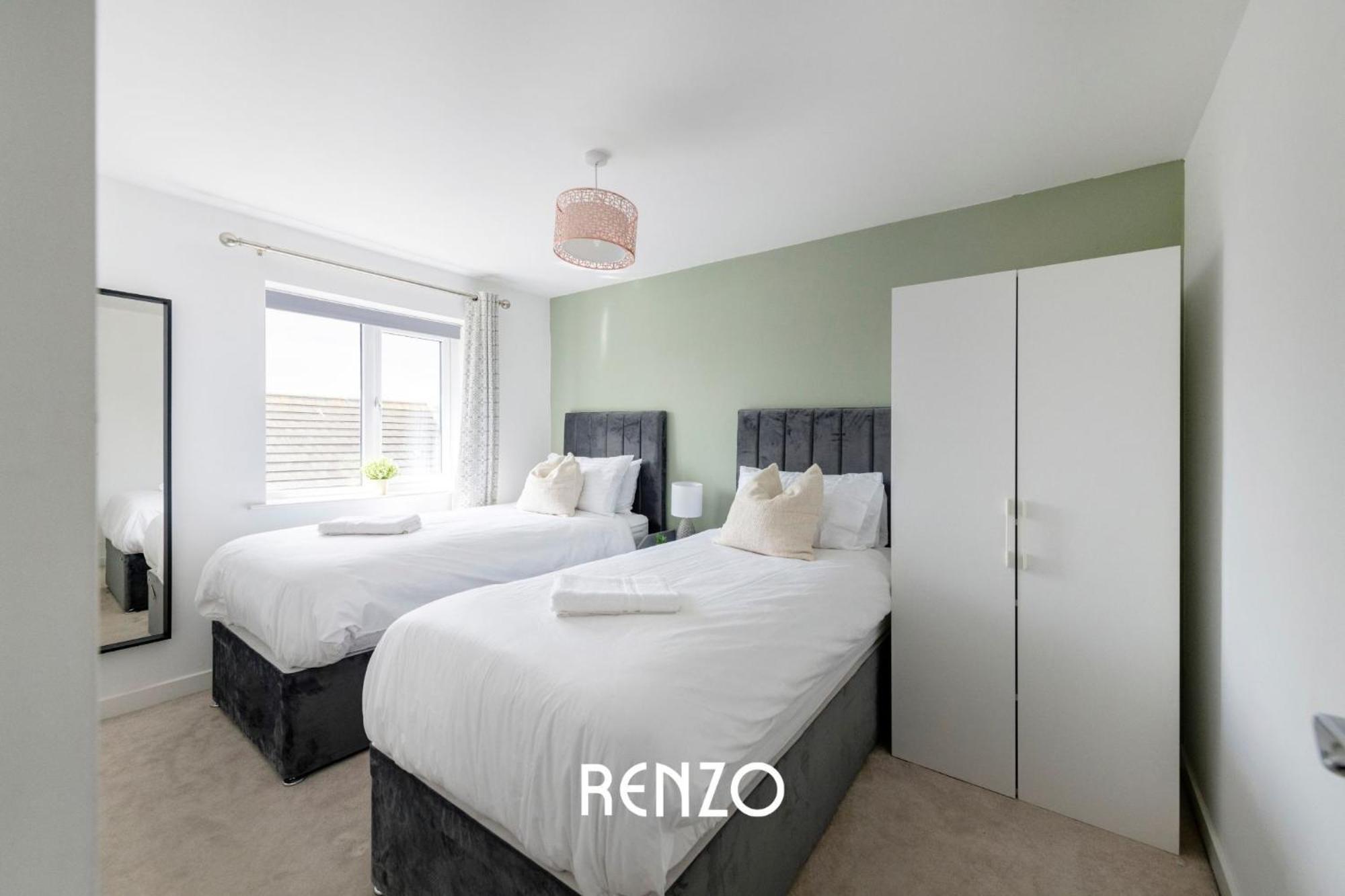 Gorgeous 4-bed In By Renzo, Free Driveway Parking, Great Location! *