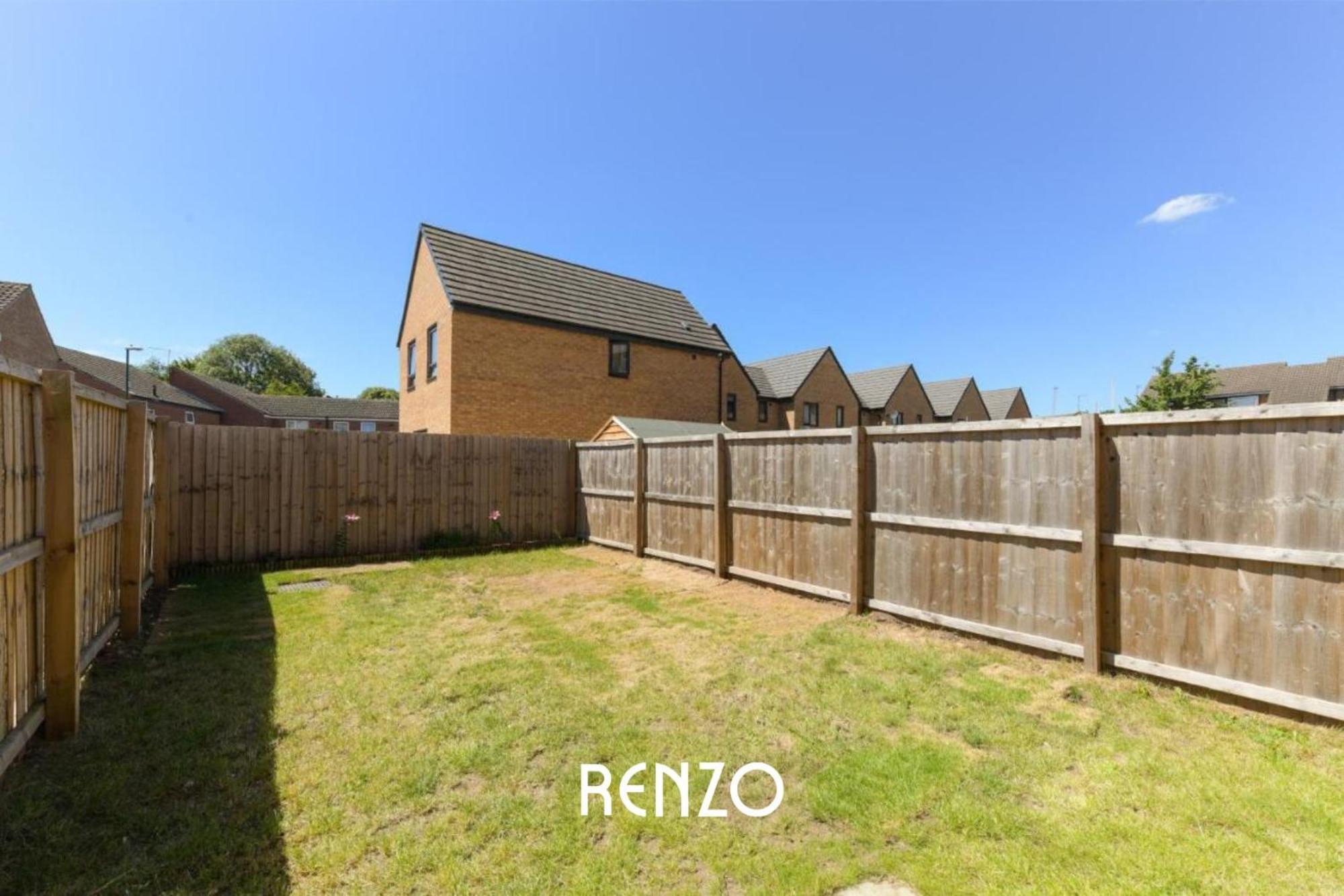 Gorgeous 4-bed In By Renzo, Free Driveway Parking, Great Location! Apartment