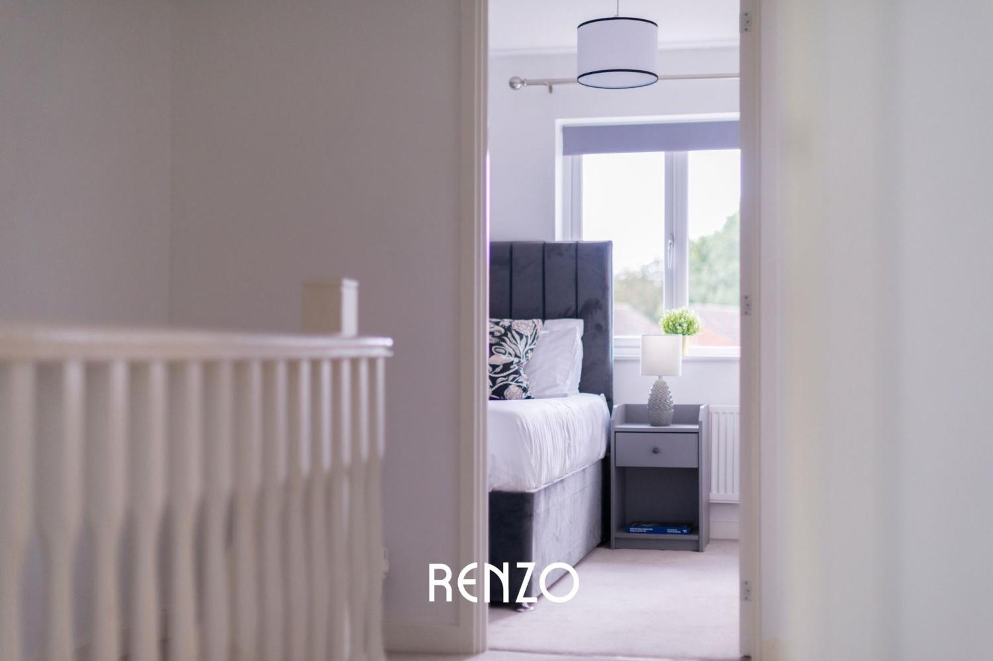 Apartment Gorgeous 4-bed In By Renzo, Free Driveway Parking, Great Location! *